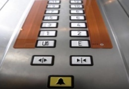 Узники лифта: в Тарту четыре человека застряли в лифте торгового центра Tasku keskus, на место вызвали скорую помощь