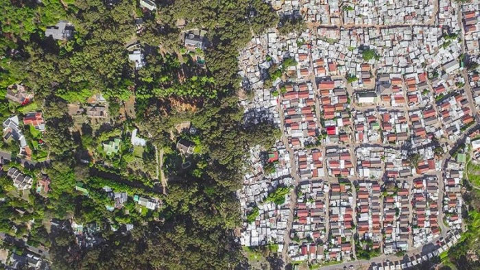 Линии, разделяющие богатые и бедные районы Кейптауна
