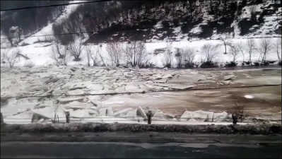 Мощный ледоход на реке Тиса