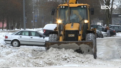 В Нарве стало меньше проблем из-за припаркованных автомобилей при уборке улиц от снега