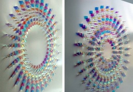 Разноцветные световые узоры из кусочков стекла