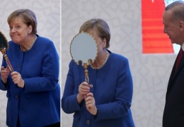 "Я ль на свете всех милее, Всех румяней и белее?": Меркель подарили зеркальце