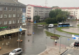 В Нарве затопило центральное кольцо: автомобили встают, молодежь резвится