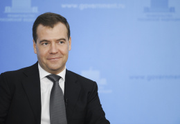 Эксперты: коррупционные скандалы в России наносят удар по позициям премьер-министра Медведева 