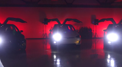 Электрокроссоверы Tesla показали светомузыкальное рождественское шоу