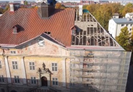 Как уже всем известно, Нарвскую ратушу начали реставрировать. Ниже короткий ролик, снятый с помощью коптера.