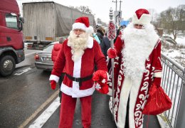 В понедельник российский Дед Мороз и эстонский Санта-Клаус встретятся на мосту "Дружба" 