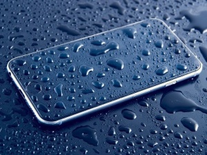 На Apple подали в суд из-за водонепроницаемости iPhone 