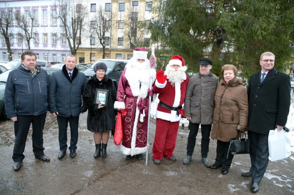 ФОТО: Санта-Клаус и Дед Мороз встретились на мосту "Дружба" 