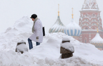 А снег идет: Москва утонула в полуметровых сугробах