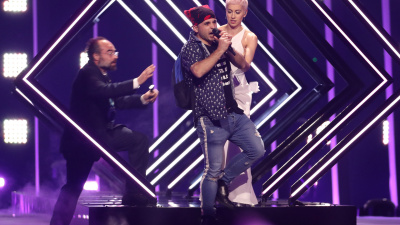 В финале "Евровидения" на сцену выбежал фанат и выхватил микрофон у исполнительницы 