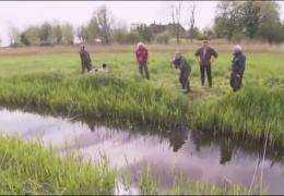 Немцы форсируют ручей