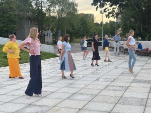 Латина на свежем воздухе: известный нарвский хореограф учит горожан «социальным танцам»