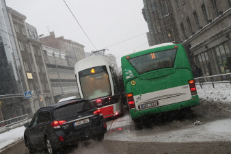ФОТО: на площади Вабадузе в Таллинне трамвай сошел с путей 