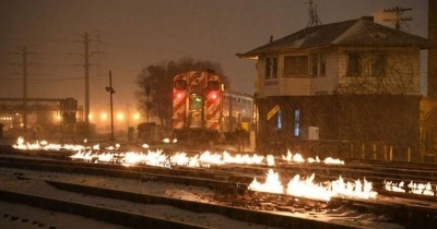  Этот поезд в огне: в замерзшем Чикаго пришлось поджечь рельсы 