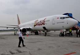 В Индонезии Boeing-737 во время посадки выкатился за пределы взлетно-посадочной полосы (ФОТО)