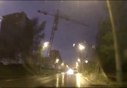В Красноярске из-за сильного ветра рухнул башенный кран 