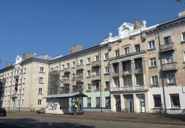 На одной из самых пафосных нарвских «сталинок» появились строители