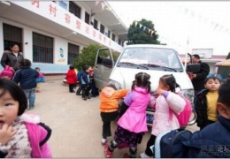 Китайский школьный автобус 
