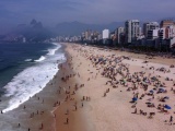 Бразильцы устали от карантина и тысячи людей рванули на пляжи Рио-де-Жанейро