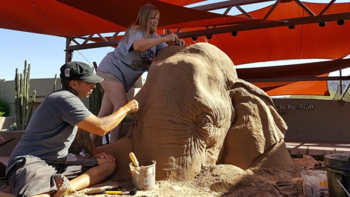 Песочная скульптура 2,7-метрового слона, играющего в шахматы с мышью