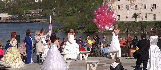 "Сбежавшие невесты" открывают сезон на нарвском променаде