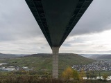  Невероятные фотографии показывают, как люди проходят по мосту Хохмозель в Германии