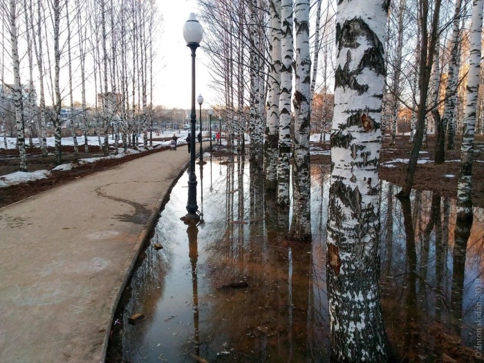 В Кирове после благоустройства парк затопило, треснул асфальт и все залило бурой грязью