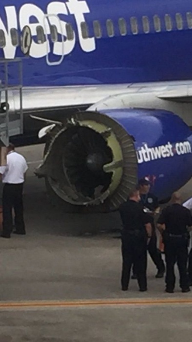 На пассажирском самолета взорвался двигатель прямо во время полета