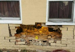 Водитель пробил стену дома, в котором обнаружился куст конопли, выращенный гидропоникой 