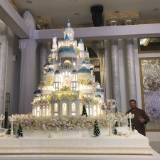 Невероятный кулинарный шедевр создал известный российский «мастер тортов» Ренат Агзамов к свадебному торжеству в Шымкенте.