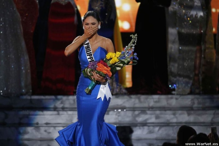 Скандал на «Мисс Вселенной-2015»: корону по ошибке отдали не той.