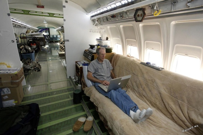 Пенсионер построил себе среди леса дом из самолета Boeing 727