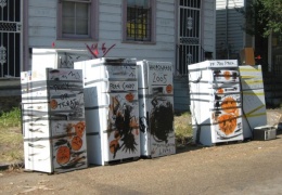 Холодильники на улицах Нового Орлеана, как одно из последствий урагана Катрина