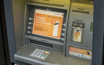 Swedbank снизит лимит снятия наличных для части клиентов из соображений безопасности