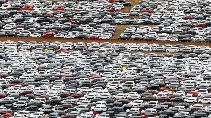 На Гавайях тысячи прокатных автомобилей поставили на одну парковку