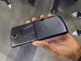 Представили Motorola Razr: складной смартфон для «бедных»