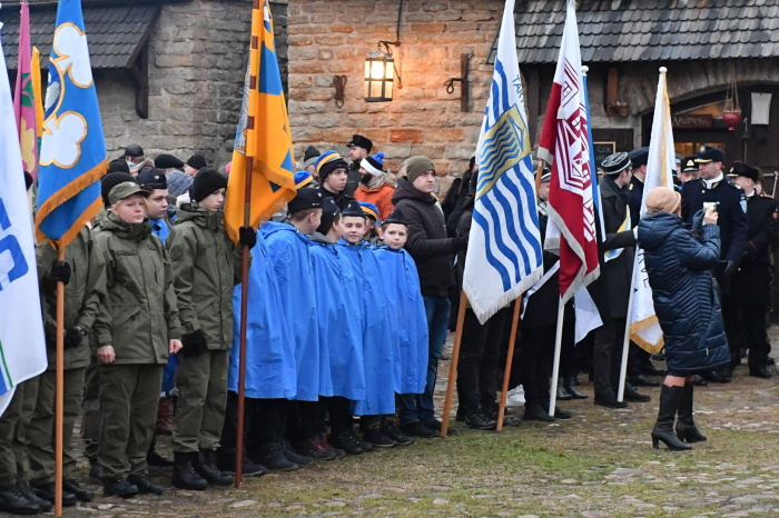 ФОТО: в Нарве около 400 человек встретили 102-ю годовщину независимости ЭР поднятием флага 