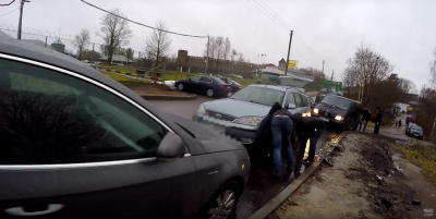 В Ивангороде на границе ночью порезали колеса десяткам припаркованных автомобилей