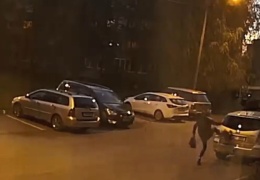 Полиция ищет нарвитянку, оставившую вмятину на автомобиле 
