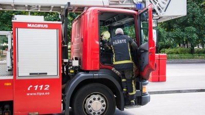 В Нарве спасатели тушили огонь в двух квартирах 