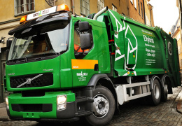 Ragn-Sells и министерство спорят, можно ли ездить на подножке мусороуборочной машины