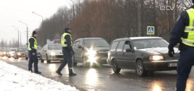 В Нарве полиция проверила готовность автомобилистов к зимнему сезону 