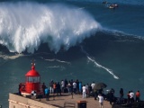  В Португалию съехались экстремальные серферы: погода располагает 