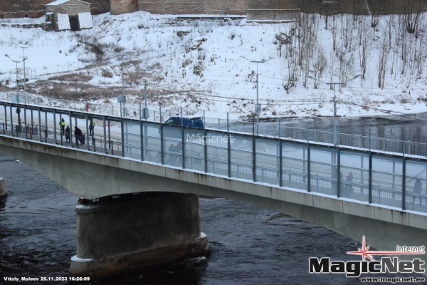 ФОТО и ВИДЕО: на мосту в Нарве устанавливают дополнительные заграждения