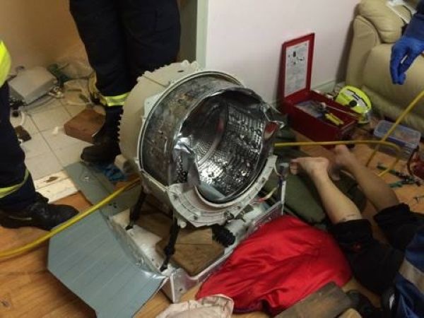 Пожарные спасли мужика, на три часа застрявшего в стиральной машинке