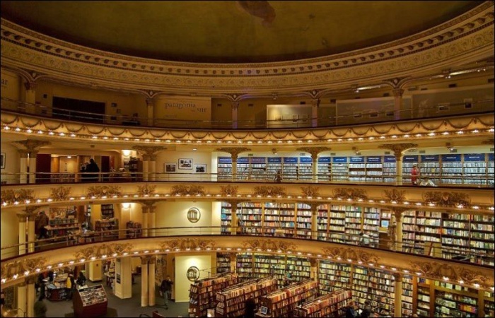 Книжный магазин в бывшем здании театра