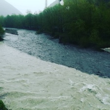  Как выглядит черно-белая река в Грузии, в которой не смешивается вода