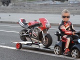 Четырехлетний пацан гоняет на мотоцикле как профессионал