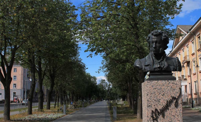 Главная аллея Нарвы, Пушкинский сквер